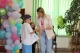Wreczenie-nagrody-dla-chlopca-