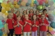 1_przedszkolaki-dziewczynki-starsze-na-tle-scianki-i-balonow-z-lodami