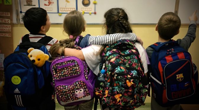 Odchudzanie plecaków, czyli nowe szafki dla uczniów ZSP w Łysej Górze