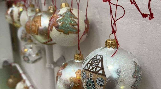 WARSZTATY PLASTYCZNE – PRZYGOTOWUJEMY BOMBKI NA JARMARK BOŻONARODZENIOWY!